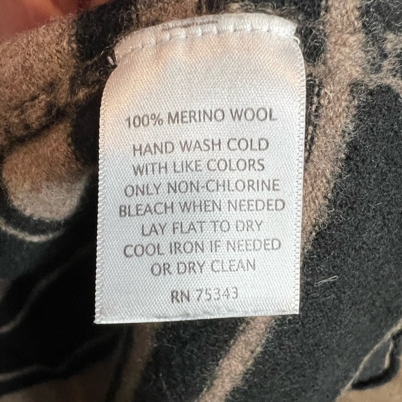 B13.05 Tahari 100% Extra Fine Merino Wool Camel Black Cardigan Sweater 2X - Picture 7 of 8